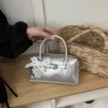 Metallische silberne Bowling-Handtasche mit Perlen-Schleifen-Charm - Silber