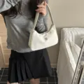 Borsa a spalla minimalista in nylon bianco con logo decorativo a fiore in argento - Bianco