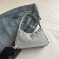 Elegante borsa a spalla in nylon azzurro con un raffinato emblema floreale argentato - Verde