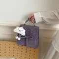Eleganter lila mattierter Lederrucksack mit niedlicher Schleife und Wolken-Schlüsselanhänger - Lila