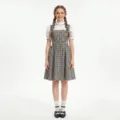 Ensemble de robe cosplay avec une robe chasuble à carreaux et un haut blanc à manches. - S / Robes / Adulte