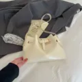 Elegante crèmekleurige minimalistische Franse schoudertas met gouden gesp detail - Wit