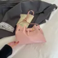 Elegante roze schoudertas in Franse vintage stijl met een decoratieve gouden gesp - Roze