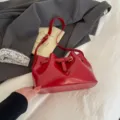 Elegante vintage rode glanzende leren emmertas in Franse stijl met gespdetail - Bordeauxrood