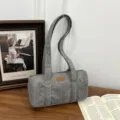 Elegante bolso cilíndrico de pana gris con patrones de estrellas y parche SPORT vintage - Gris