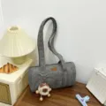 Sac à bandoulière cylindrique en velours gris avec motif étoiles et breloque peluche - Gris Avec Pendentif