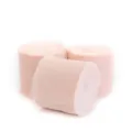 Dettaglio di tre rotoli di nastro in chiffon rosa sfrangiato per inviti di nozze fai da te - 4cm*1.5m / Rosa chiaro