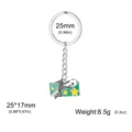 Voetballer emaille sleutelhanger met afmetingen en gewicht voor sportliefhebbers - Trappende Speler / Staalkleur