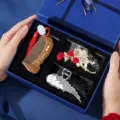 Set de regalo de San Valentín con pinza para el cabello, peine y clip de rosa en caja. - Set de Tres Piezas Peine de Sándalo (Set Siete) / Set de regalo