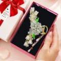 Pince à cheveux fleur strass style coréen avec pompon perle, cadeau élégant pour femmes. - Pince à cheveux muguet et feuilles vertes + coffret cadeau