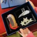 Elegante juego de regalo con pinzas de estrás para el pelo y peine de madera, ideal. - Set de Tres Piezas Peine de Sándalo (Set Nueve) / Set de regalo
