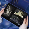 Luxueux coffret cadeau de pinces à cheveux élégant avec papillon et fleurs pour femmes. - Lot de 3 pinces à griffes [A]