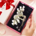Pince à cheveux florale coréenne avec perles et chaîne, élégant accessoire griffe métal. - Pince à cheveux muguet avec nœud + coffret cadeau