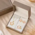 Set di gioielli collana orecchini anello perla fiore placcato oro confezione regalo - Set di 3 Pezzi di Perla a Petalo (05)