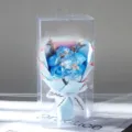 Blauer Seifenrosen Blumenstrauß in transparenter PVC Geschenkbox, romantisches Geschenk zum Valentinstag. - 7 eisblaue Blumen - Geschenkbox