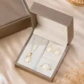 Elegante set di gioielli con perle di camelia, collana, orecchini e anello in scatola. - Set di 3 Pezzi a Camelia (07)