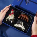 Set de regalo de pinzas para el cabello de San Valentín, elegantes pinzas y peine de madera. - Set de Tres Piezas Peine de Cinco Dedos (Set Catorce) / Set de regalo