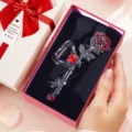 Elegante pinza per capelli con rosa in strass e cuore di cristallo rosso, accessorio regalo. - Molletta a rosa e set scatola regalo