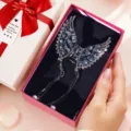 Molletta per capelli ali d'angelo con strass e catenelle di perle, regalo elegante. - Pinza per capelli con nappe a farfalla e confezione regalo
