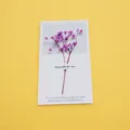 Biglietto di ringraziamento minimalista con fiori secchi viola e citazione - Gipsofila Viola