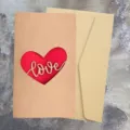 Biglietto d'auguri in carta kraft con cuore rosso intagliato al laser e busta coordinata - Cuore Love