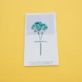 Biglietto di ringraziamento minimalista decorato con fiori di gipsofila blu secchi - Gipsofila Blu