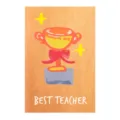 Biglietto d'auguri con trofeo a cartone e testo Best Teacher su trama carta kraft - Miglior Insegnante Trofeo