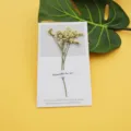 Elegante biglietto d'auguri bianco con veri fiori secchi e citazione ispiratrice su sfondo giallo - Erba di Cristallo Gialla
