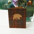 Biglietto di Natale classico in carta kraft a quadri marroni con design silhouette di orso - Stile Orso / 1 Biglietto Con 1 Busta