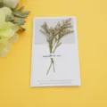 Biglietto di ringraziamento creativo con veri fiori secchi su sfondo giallo brillante - Limonium