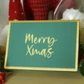 Tarjeta de Navidad verde minimalista con texto 'Merry Xmas' en pan de oro - Tarjeta Verde Bronceado (Merry Xmas)