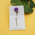 Biglietto di ringraziamento minimalista con veri fiori secchi viola su sfondo giallo - Nontiscordardimé Viola