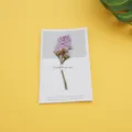 Piccolo biglietto di auguri creativo con fiori secchi viola e citazione ispiratrice - Nontiscordardimé Viola Chiaro