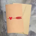 Biglietto d'auguri vintage in carta kraft con design a cuore e freccia traforato e busta - Freccia che trapassa il cuore