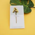 Piccolo biglietto d'auguri fresco con vero fiore secco giallo e citazioni inglesi - Nontiscordardime Giallo