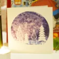 Carte de Noël carrée élégante avec ciel étoilé violet et silhouettes d'arbres - Noël arbre