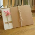 Biglietto d'auguri vintage in carta kraft con fiori secchi rosa e spago per insegnanti - Gipsofila Rosa (Fiore Secco)