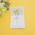 Biglietto di ringraziamento fatto a mano con un vero fiore giallo essiccato su cartoncino. - Gipsofila Gialla