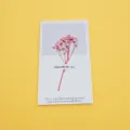 Biglietto d'auguri minimalista con fiori secchi rosa e poesia inglese d'ispirazione - Gipsofila Rosa