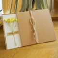 Biglietto d'auguri vintage in carta kraft fatto a mano con fiori gialli secchi e spago - Gipsofila Gialla (Fiore Secco)