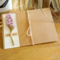 Biglietto d'auguri vintage in carta kraft con fiore secco viola e tag Best Wishes - Nontiscordardimé Lavanda (Fiore Secco)