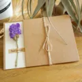 Biglietto di ringraziamento vintage in carta kraft con dettaglio fiore secco viola - Nontiscordardimé Viola (Fiore Secco)