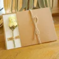 Biglietto di auguri vintage in carta kraft fatto a mano con fiori secchi gialli e spago di iuta - Nontiscordardimé Giallo (Fiore Secco)