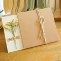 Biglietto d'auguri retrò in carta kraft con fiori secchi naturali ed etichetta Best wishes - Erba di Cristallo Gialla (Fiore Secco)
