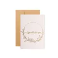 Elegante biglietto d'auguri bianco con ghirlanda floreale dorata e busta kraft. - Specialmente Per Te / bianco crema