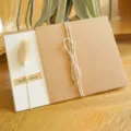 Biglietto d'auguri vintage in carta kraft con fiore di coda di coniglio e spago - Erba di Coda di Coniglio Naturale (Fiore Secco)