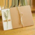 Biglietto d'auguri vintage in carta kraft con fiori secchi e dettaglio fiocco di canapa. - Statice (Fiore Secco)