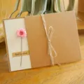 Biglietto d'auguri in carta kraft fatto a mano con fiore secco rosa e Best Wishes - Margherita Rosa (Fiore Artificiale)