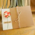 Biglietto d'auguri in carta kraft fatto a mano con decorazione di fiori secchi - Garofano Rosso Anguria (Fiore Artificiale)