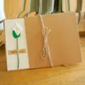 Biglietto d'auguri vintage in carta kraft con calla 3D fatta a mano e spago - Calla (Fiore Artificiale)